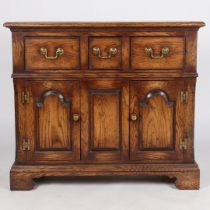 A 20TH CENTURY OAK CUPBOARD.