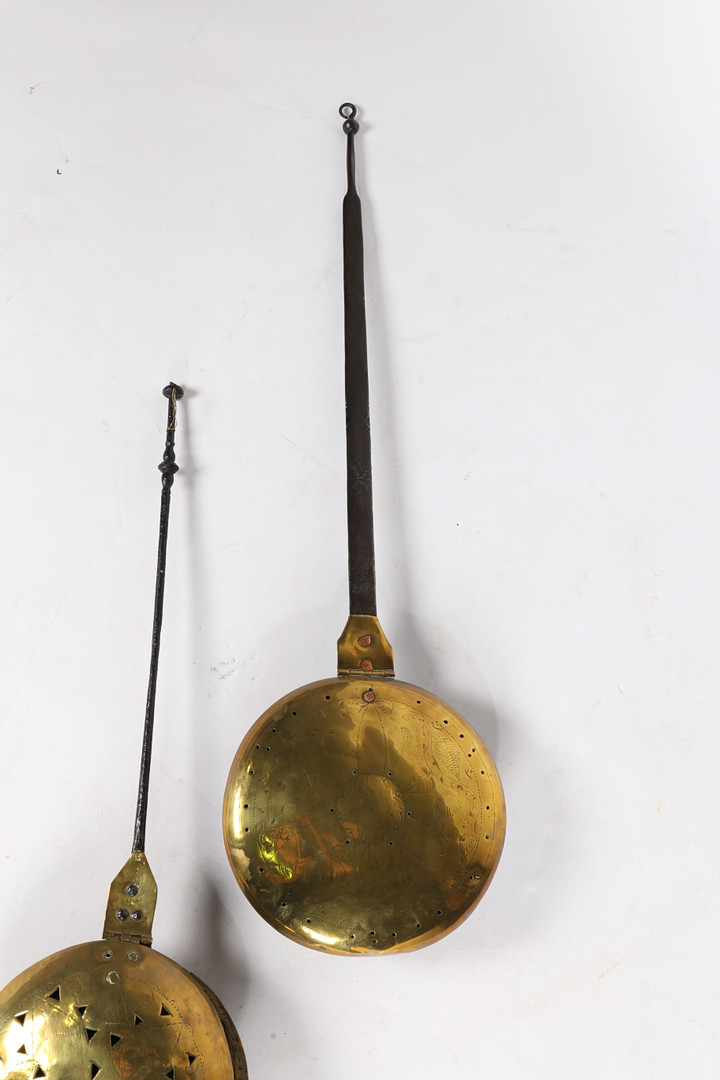 A 17TH CENTURY BRASS WARMING PAN. - Image 3 of 7