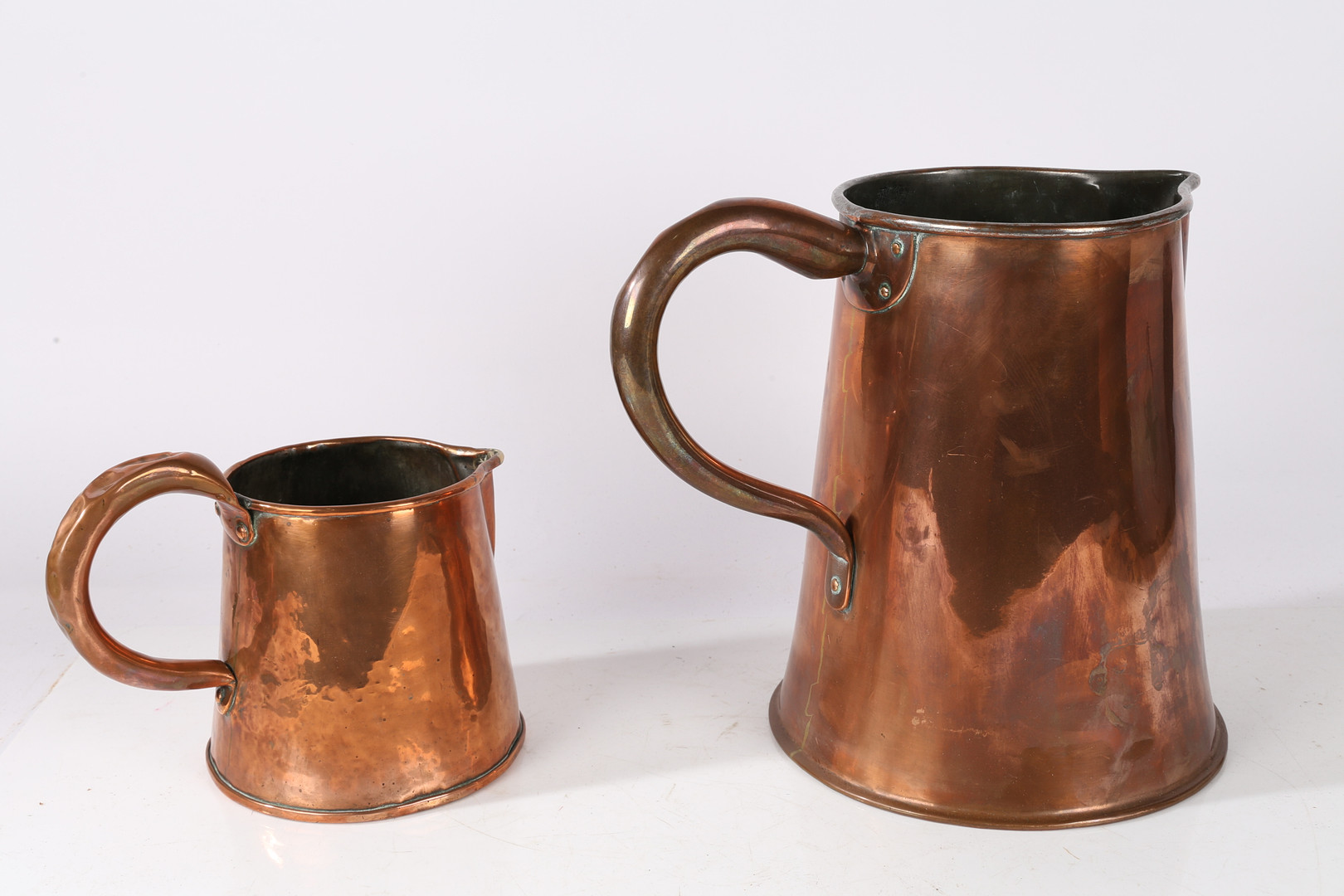 A LARGE 19TH CENTURY COPPER JUG AND A SMALLER EXAMPLE (2). - Image 4 of 7