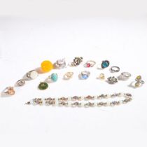 A COLLECTION OF SILVER RINGS AND COSTUME JEWELLERY (QTY).