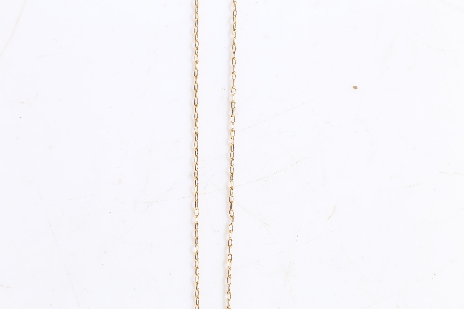 A 9 CARAT GOLD NECKLACE WITH A YELLOW METAL PENDANT. - Image 5 of 5