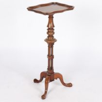 A MAHOGANY OCCASIONAL TABLE/WINE TABLE.