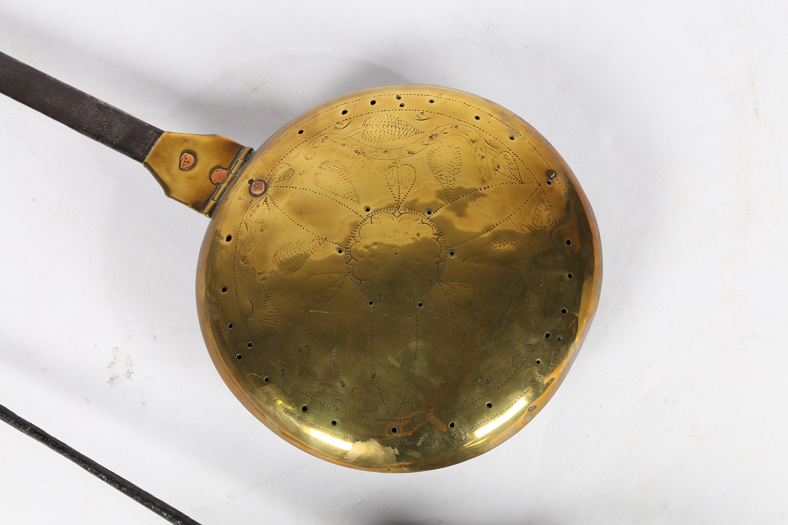 A 17TH CENTURY BRASS WARMING PAN. - Image 4 of 7