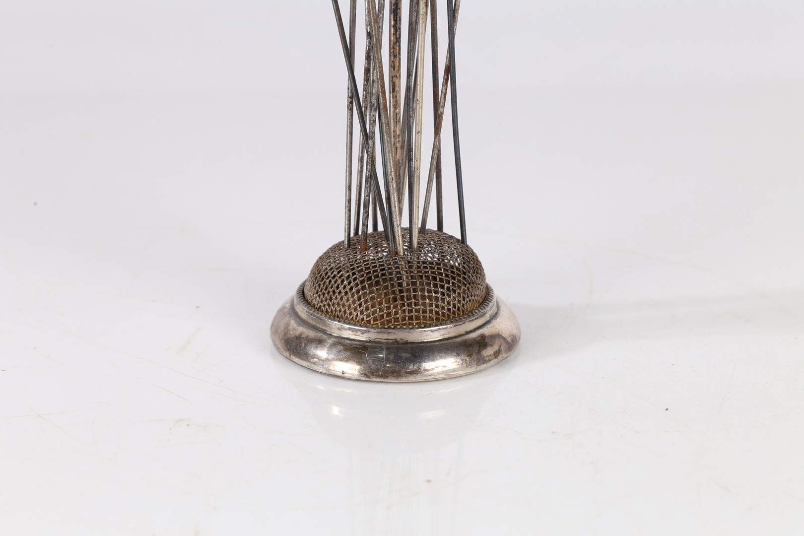 GEORGE V SILVER HAT PIN STAND AND THIRTEEN HAT PINS (14). - Image 5 of 9