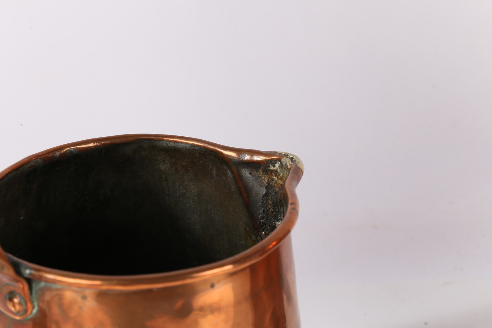 A LARGE 19TH CENTURY COPPER JUG AND A SMALLER EXAMPLE (2). - Image 6 of 7