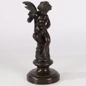 19TH CENTURY BRONZE FIGURE OF CUPID WITH BROKEN ARROW, ON A PEDESTAL BASE, 21CM HIGH.