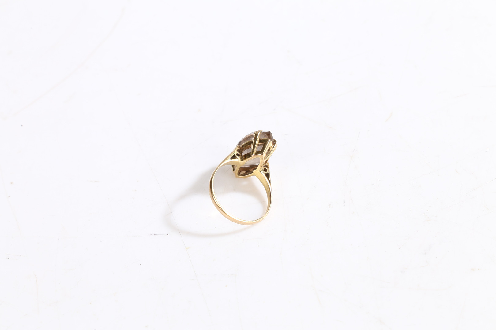 A 9 CARAT GOLD AND SMORKY QUARTZ RING. - Image 4 of 6