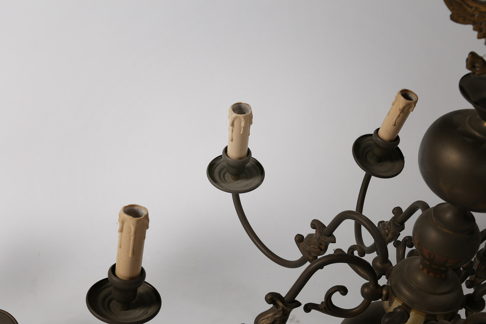 TWO BRASS CHANDELIERS, EACH WITH SCROLLING BRANCHES (2). - Image 6 of 8