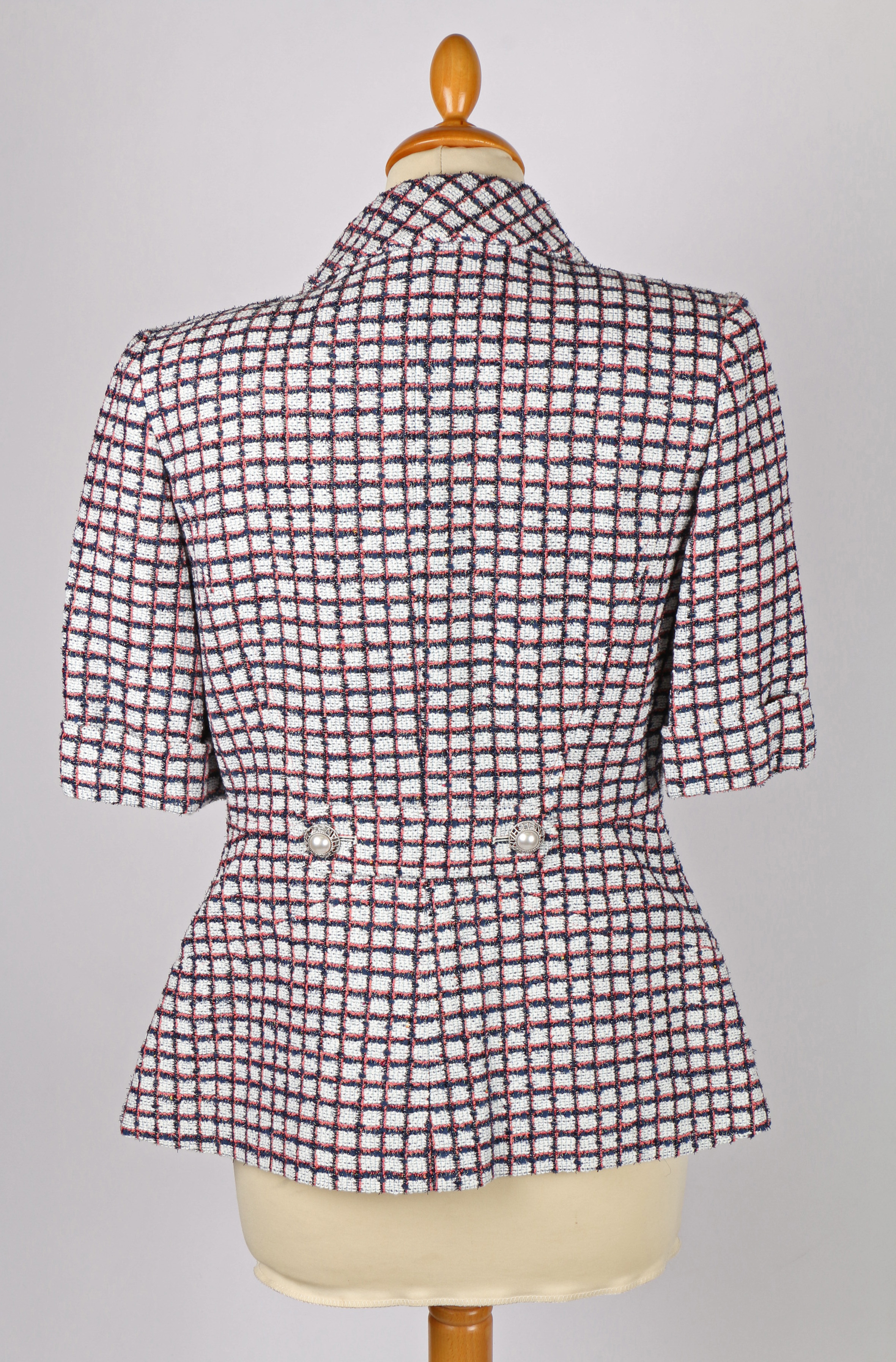 A Chanel short sleeved checked tweed jacket with simulated pearl buttons, size 34. - Image 3 of 3