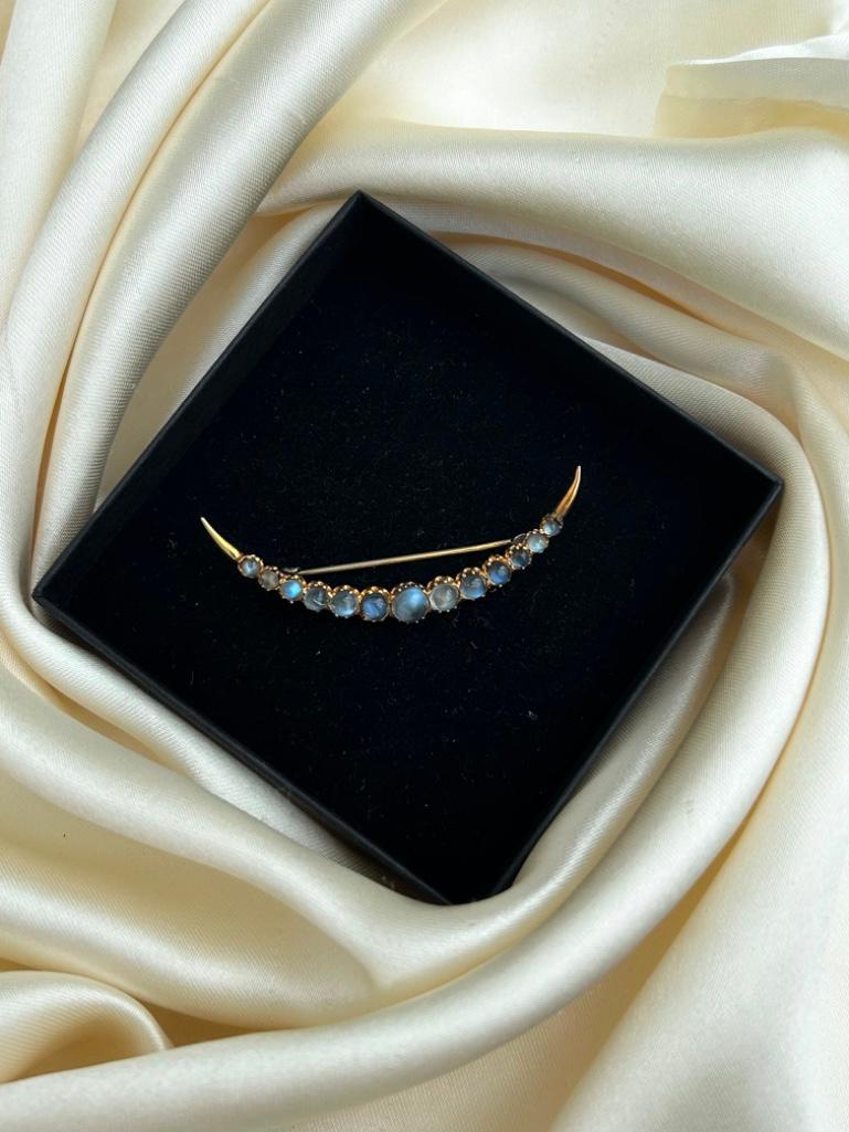 Antique Yellow Gold Blue Moonstone Brooch - Image 4 of 4