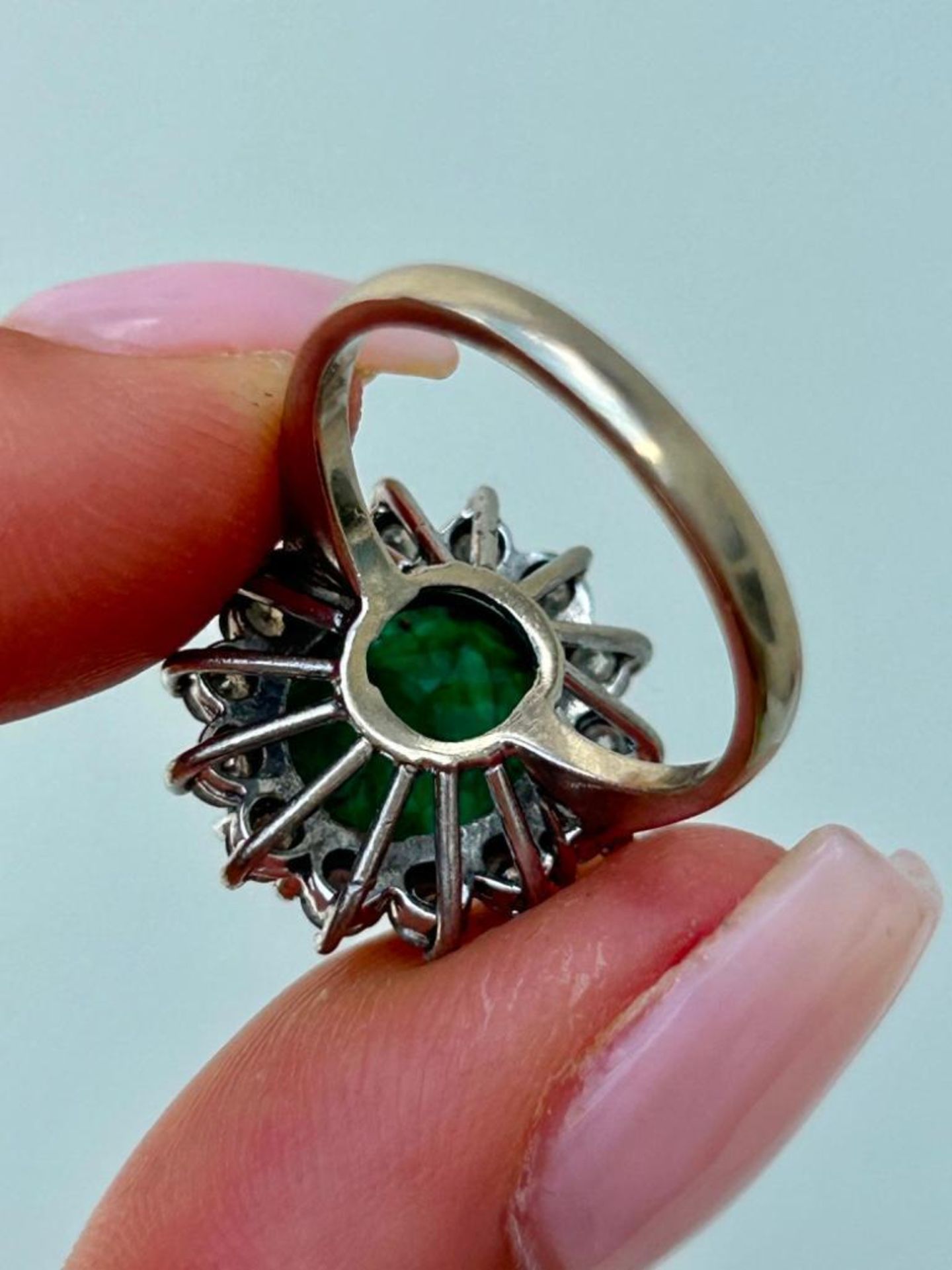 Large Emerald and Diamond Cluster Ring in 18ct Gold Diamond Approx 1 Carat Emerald Approx 6 Carat - Image 6 of 7