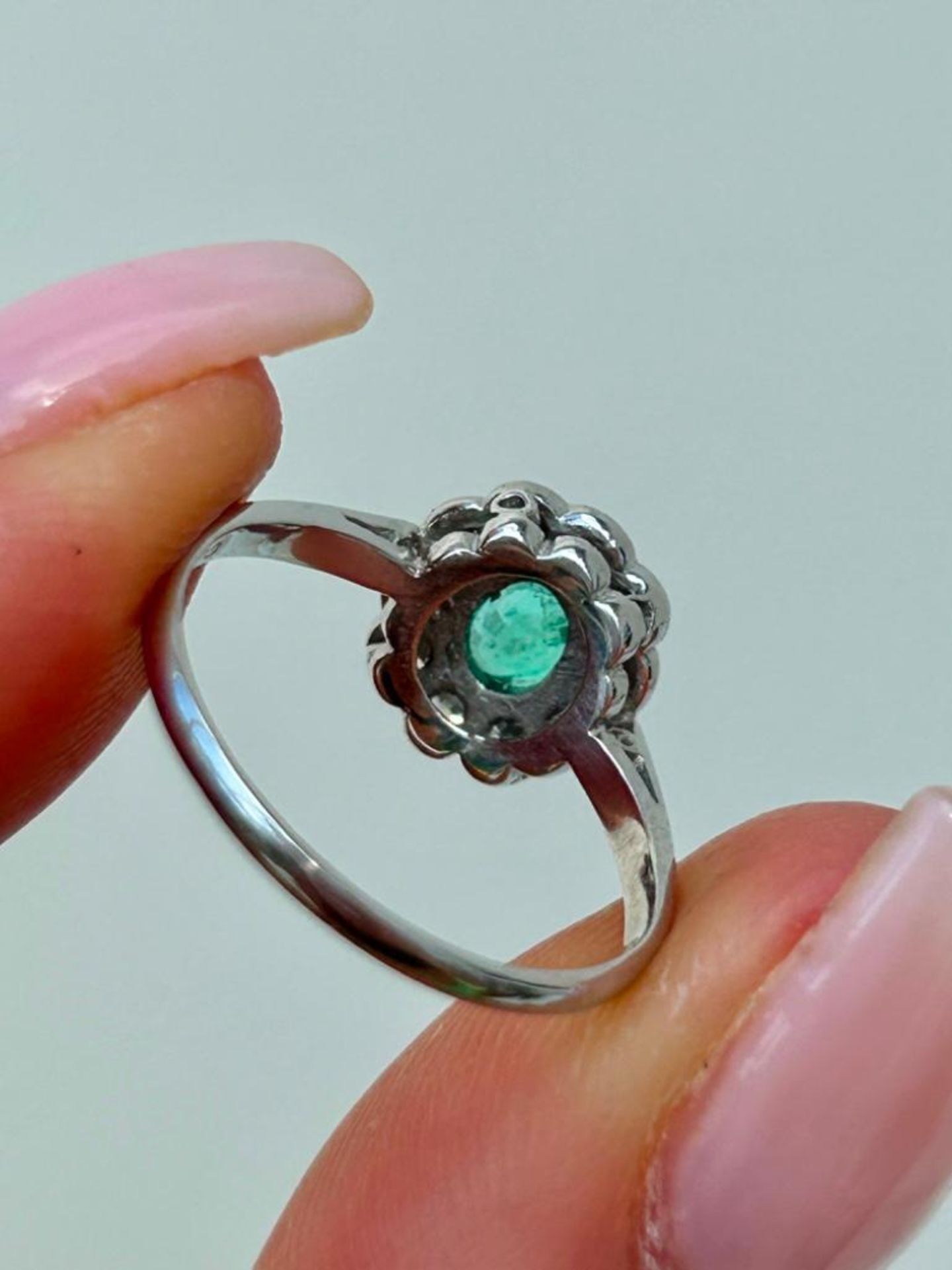 18ct White Gold Emerald and Diamond Cluster Ring - Image 4 of 6