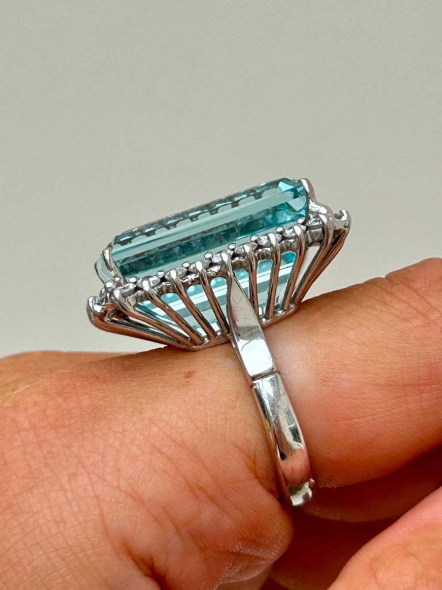 Huge 31ct Aquamarine and Diamond Cocktail Ring in 18ct White Gold - Image 3 of 7
