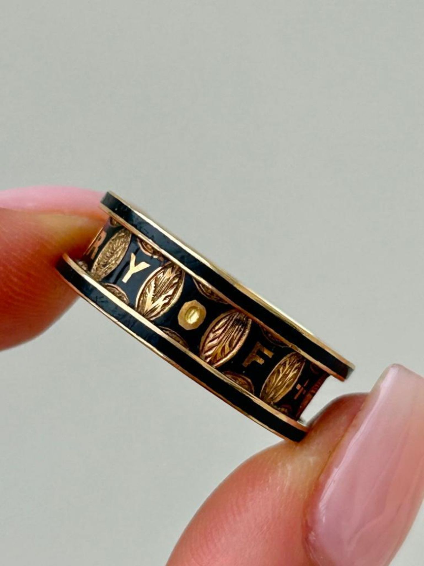 Chunky 18ct Yellow Gold Antique Black Enamel Mourning Band Ring - Image 6 of 8