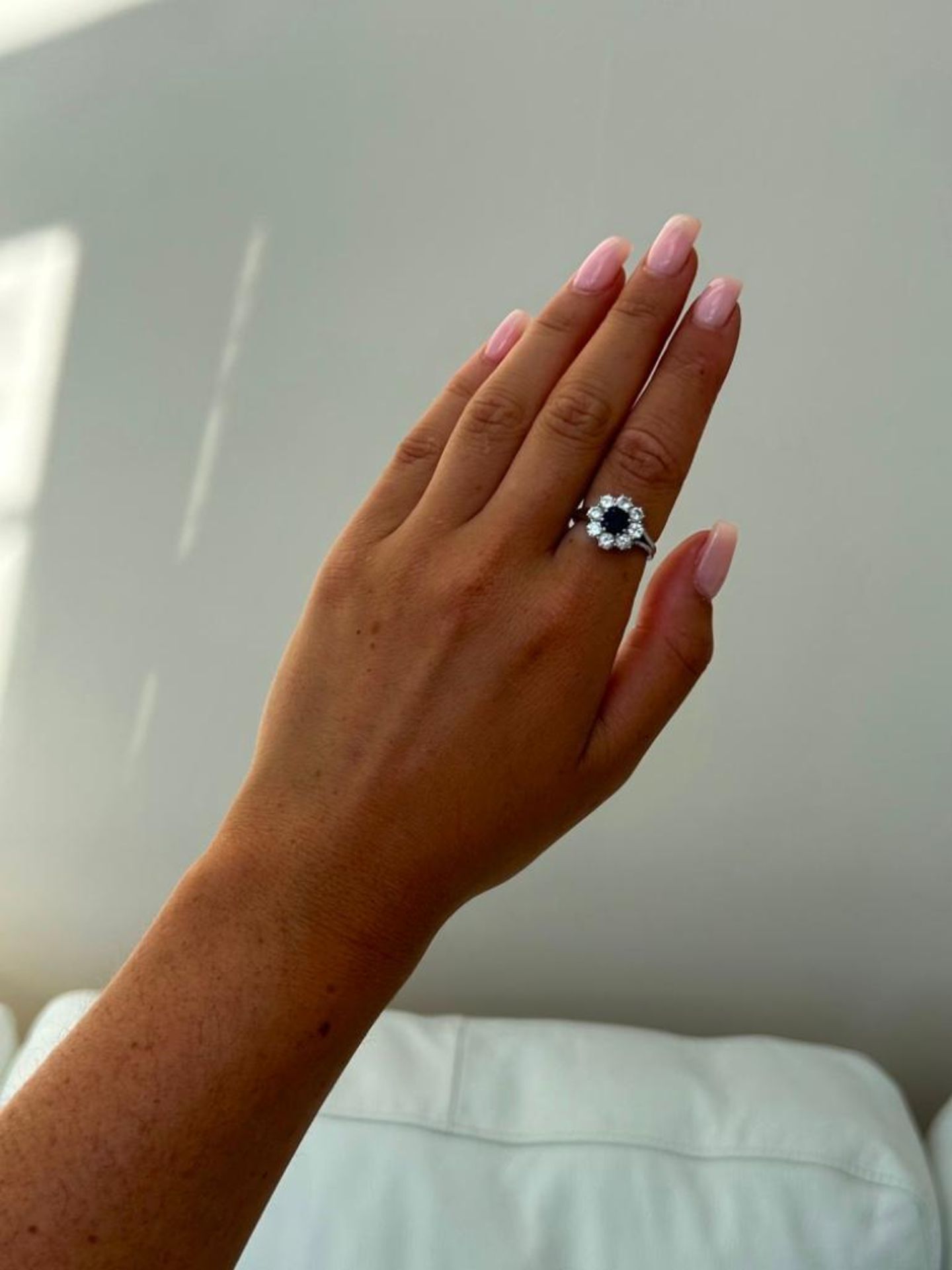 Chunky 18ct White Gold Sapphire and Diamond Flower Ring - Image 2 of 6