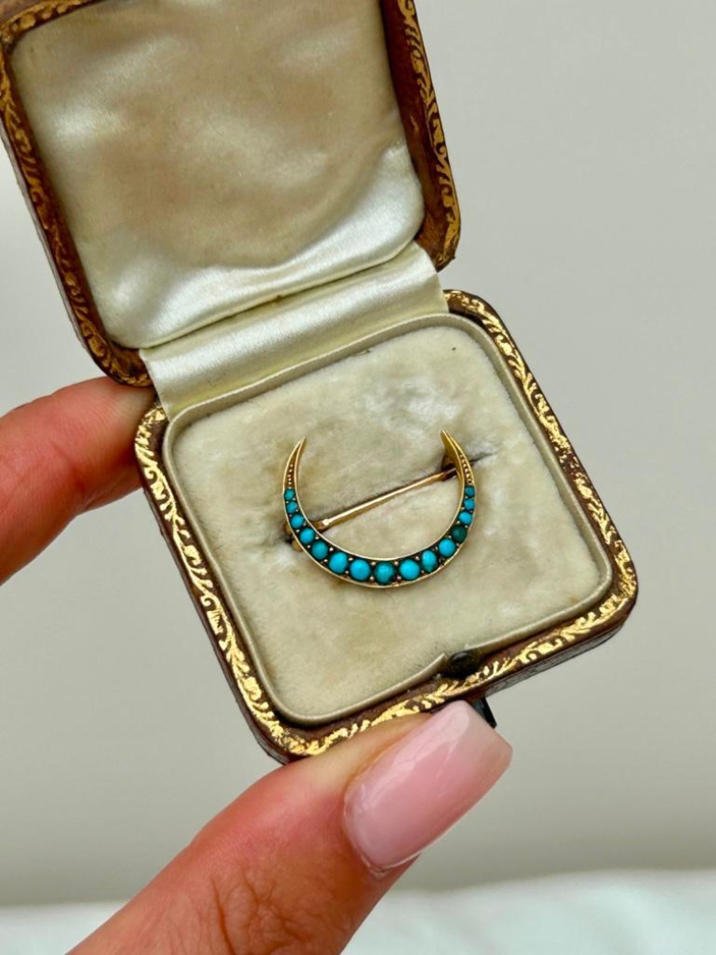 Antique Boxed 15ct Yellow Gold Turquoise Crescent Brooch - Image 2 of 6