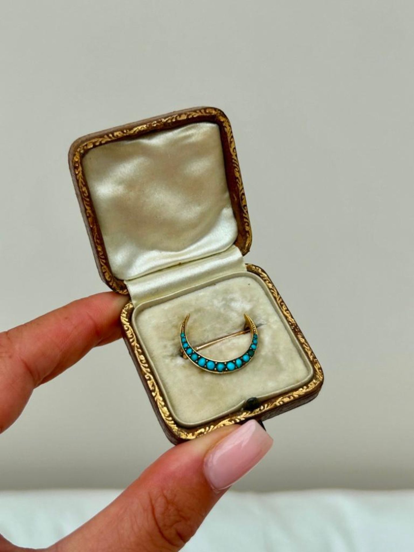 Antique Boxed 15ct Yellow Gold Turquoise Crescent Brooch - Image 3 of 6