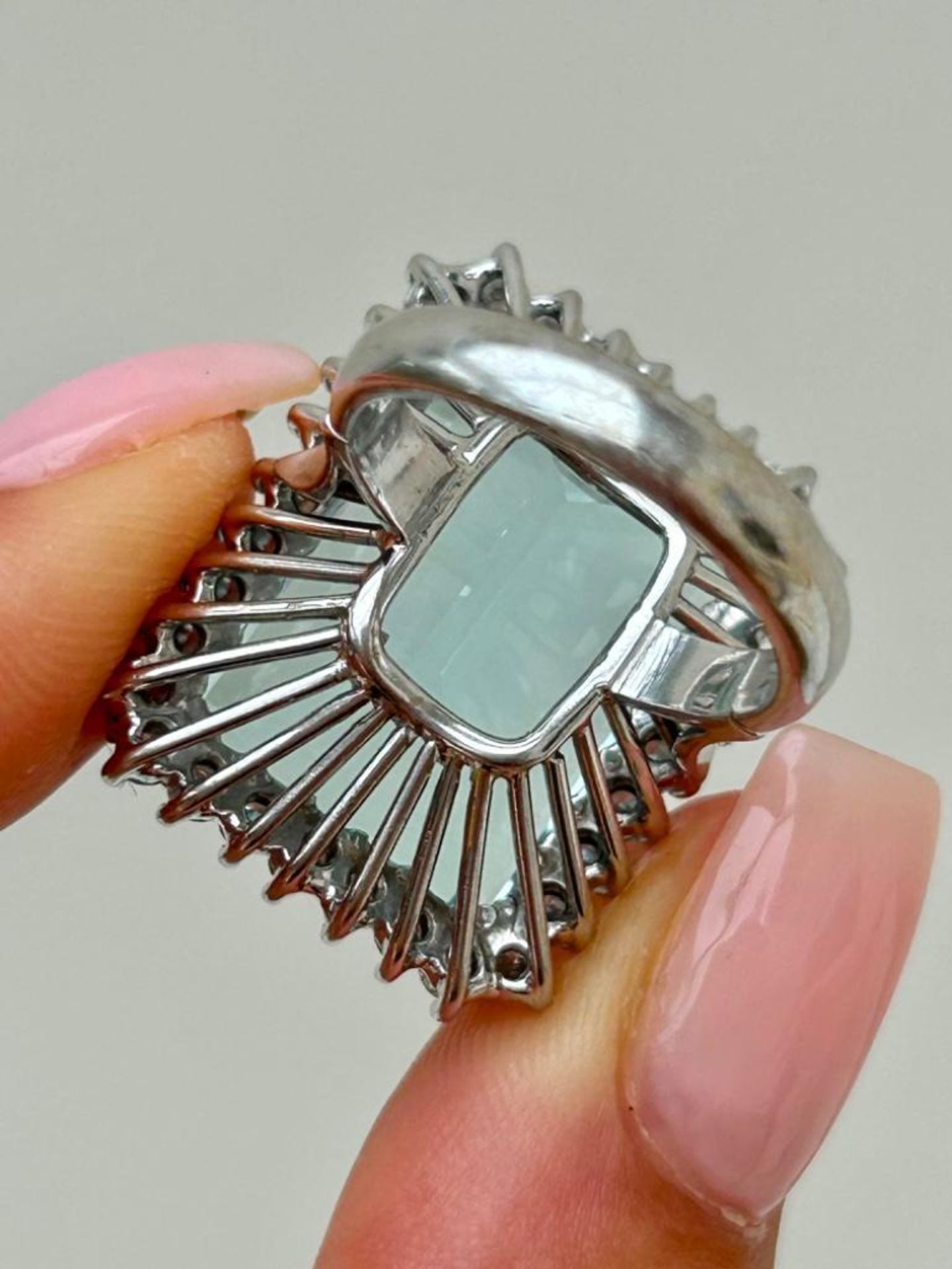 Huge 31ct Aquamarine and Diamond Cocktail Ring in 18ct White Gold - Image 5 of 7