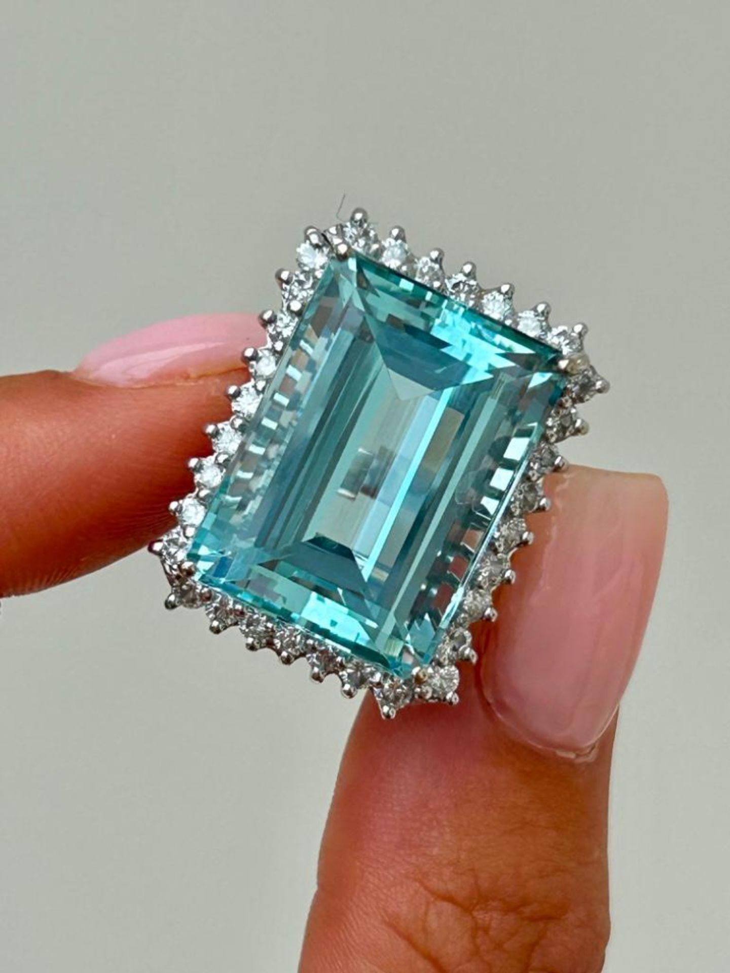 Huge 31ct Aquamarine and Diamond Cocktail Ring in 18ct White Gold - Image 4 of 7