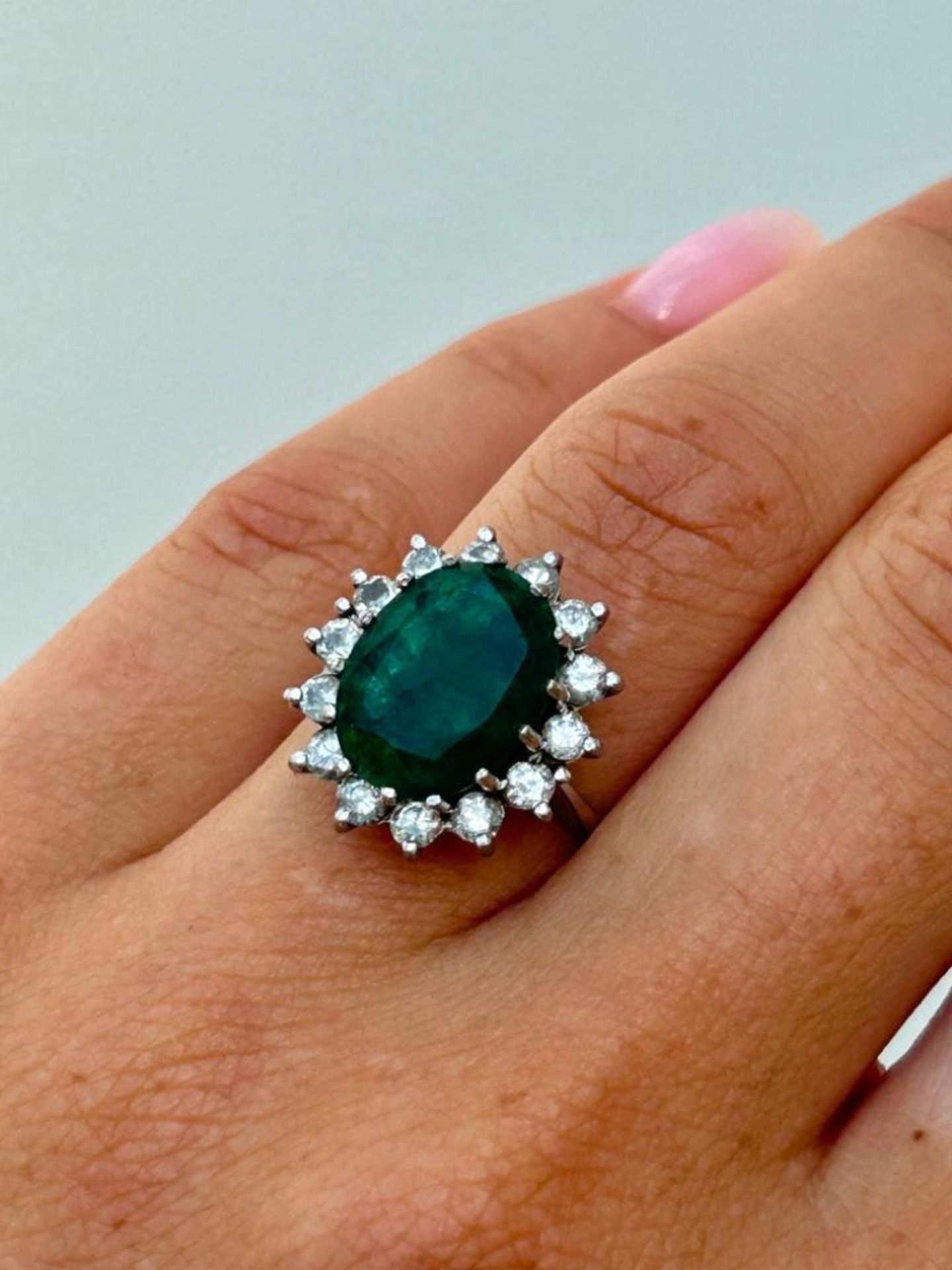 Large Emerald and Diamond Cluster Ring in 18ct Gold Diamond Approx 1 Carat Emerald Approx 6 Carat - Image 2 of 7