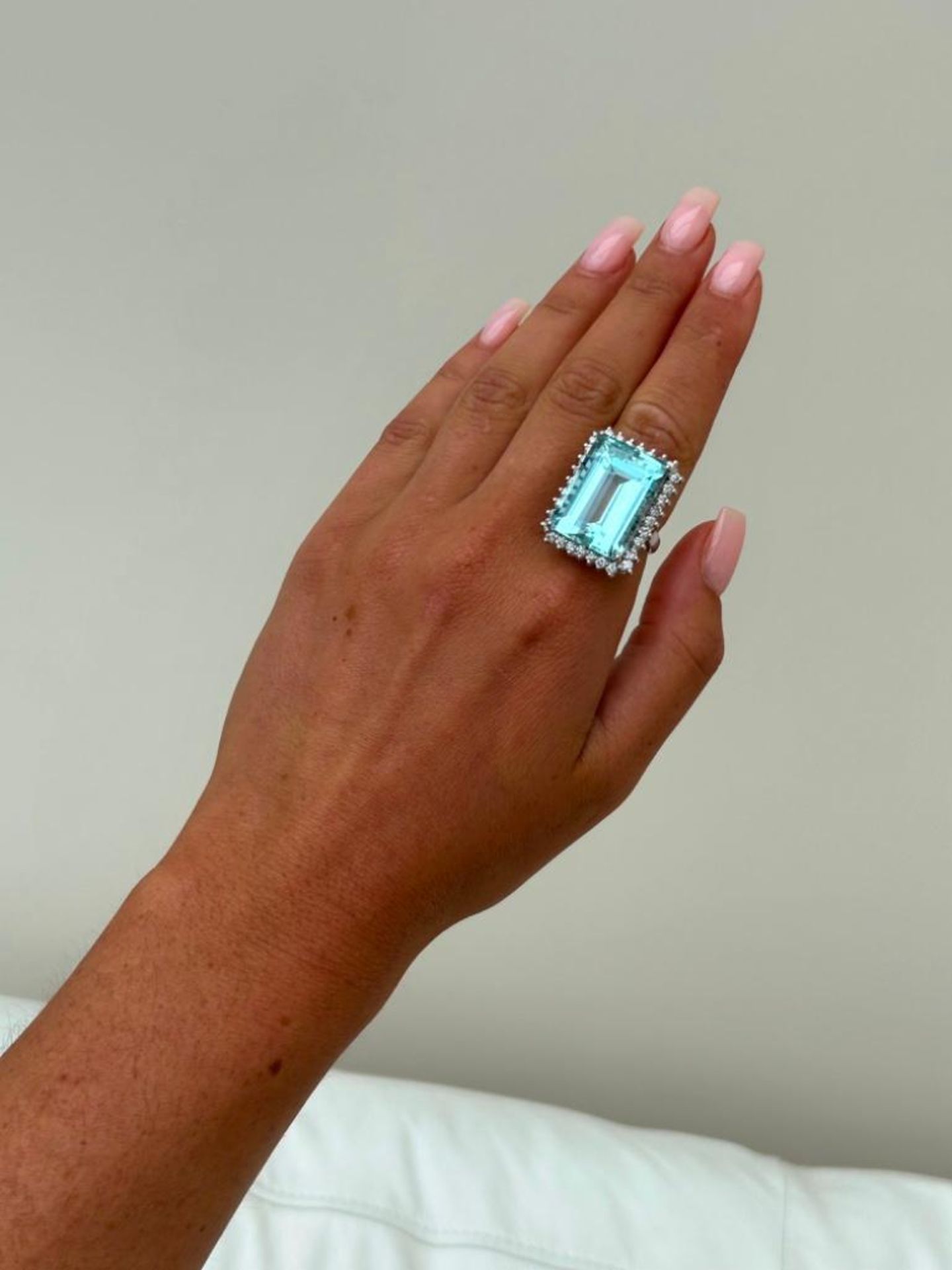 Huge 31ct Aquamarine and Diamond Cocktail Ring in 18ct White Gold - Image 2 of 7