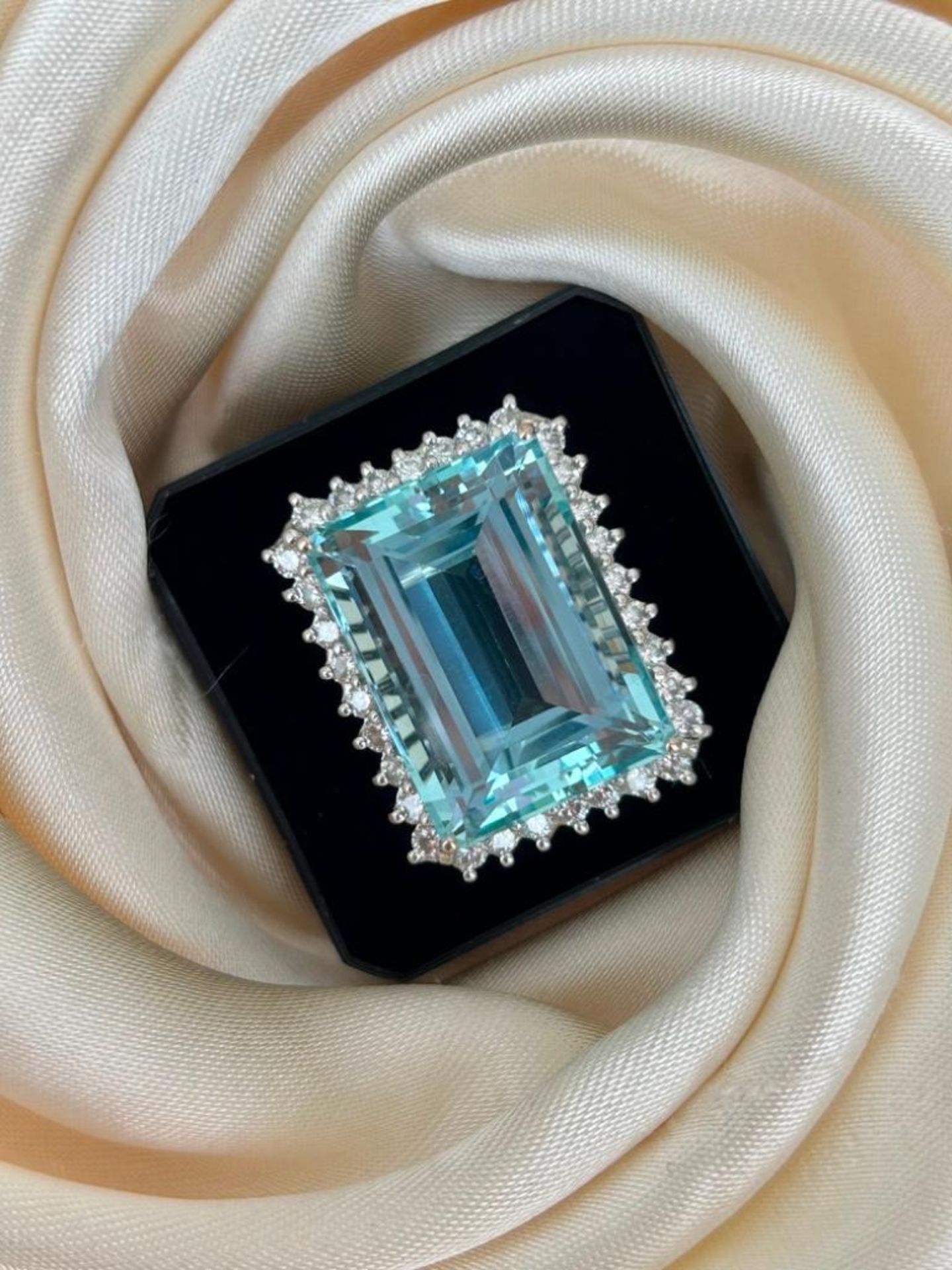 Huge 31ct Aquamarine and Diamond Cocktail Ring in 18ct White Gold - Image 7 of 7