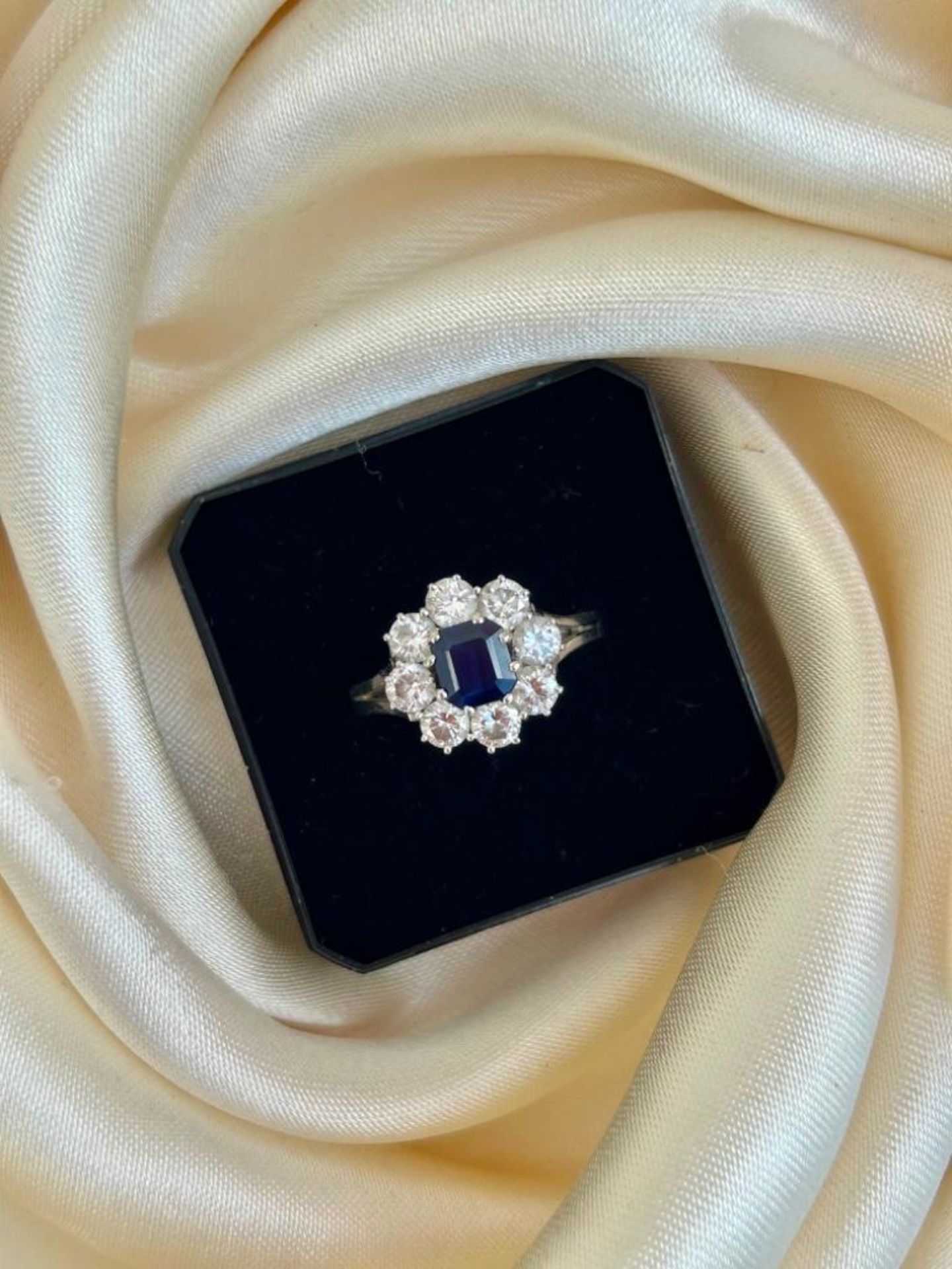 Chunky 18ct White Gold Sapphire and Diamond Flower Ring - Image 3 of 6