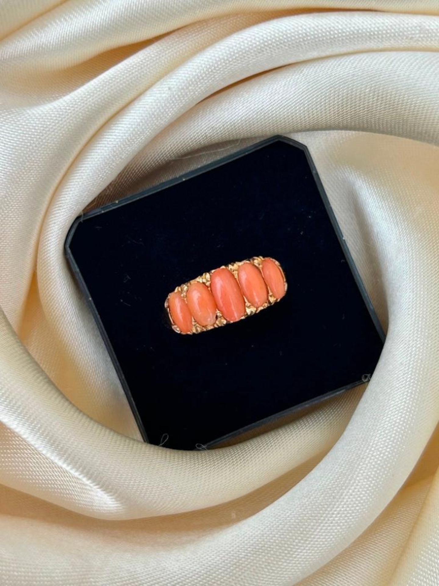 Antique 18ct Yellow Gold Coral Graduated 5 Stone Ring - Image 4 of 5