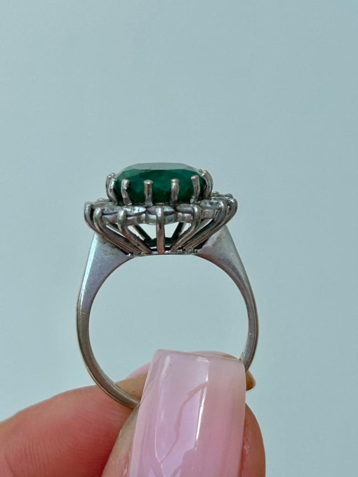 Large Emerald and Diamond Cluster Ring in 18ct Gold Diamond Approx 1 Carat Emerald Approx 6 Carat - Image 5 of 7