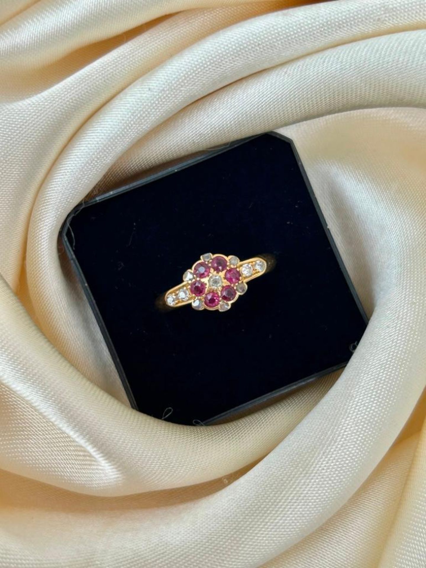 Wonderful Antique 18ct Yellow Gold Ruby and Diamond Ring - Image 4 of 6