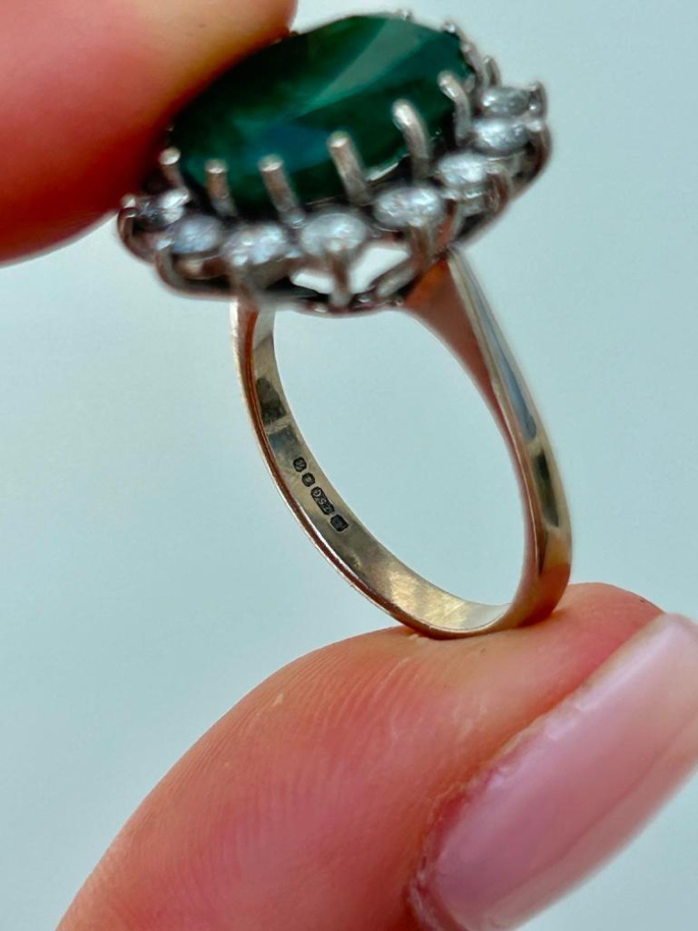 Large Emerald and Diamond Cluster Ring in 18ct Gold Diamond Approx 1 Carat Emerald Approx 6 Carat - Image 7 of 7