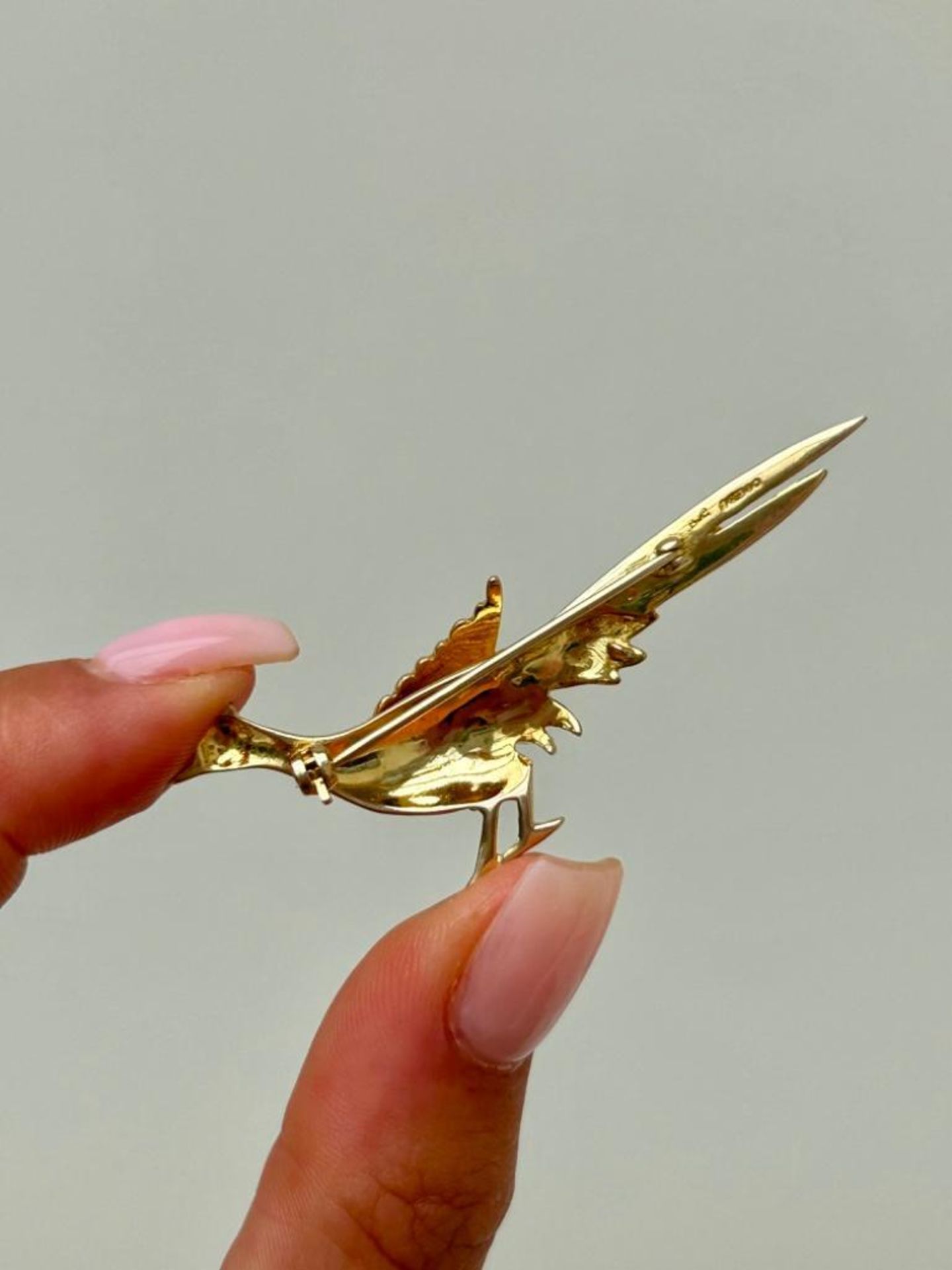 Large 9ct Yellow Gold Bird Brooch with Ruby Eyes - Image 4 of 4