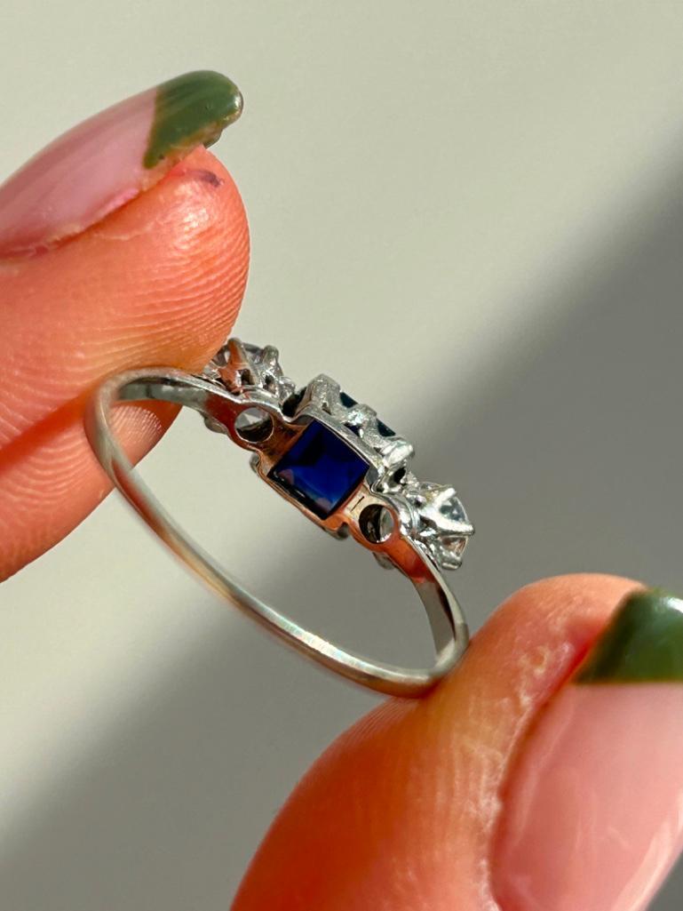 Art Deco Sapphire, Diamond and Platinum Three Stone Ring - Image 4 of 6