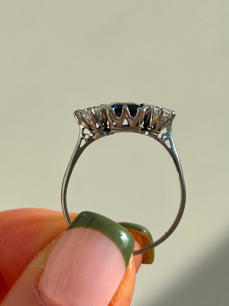 Art Deco Sapphire, Diamond and Platinum Three Stone Ring - Image 5 of 6