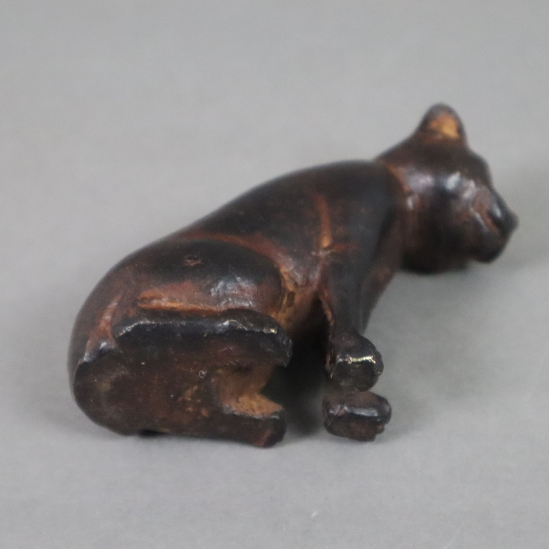 Antike Miniaturfigur einer Katze - Gelbguss, dunkel patiniert, vollrunde Miniaturdarstellung einer  - Bild 6 aus 6