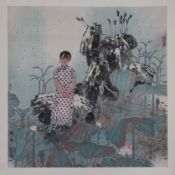 Chinesisches Rollbild -Hou, Guoliang (geb. 1946)- An einem Lotosfeld sitzende Dame, Tusche und Farb