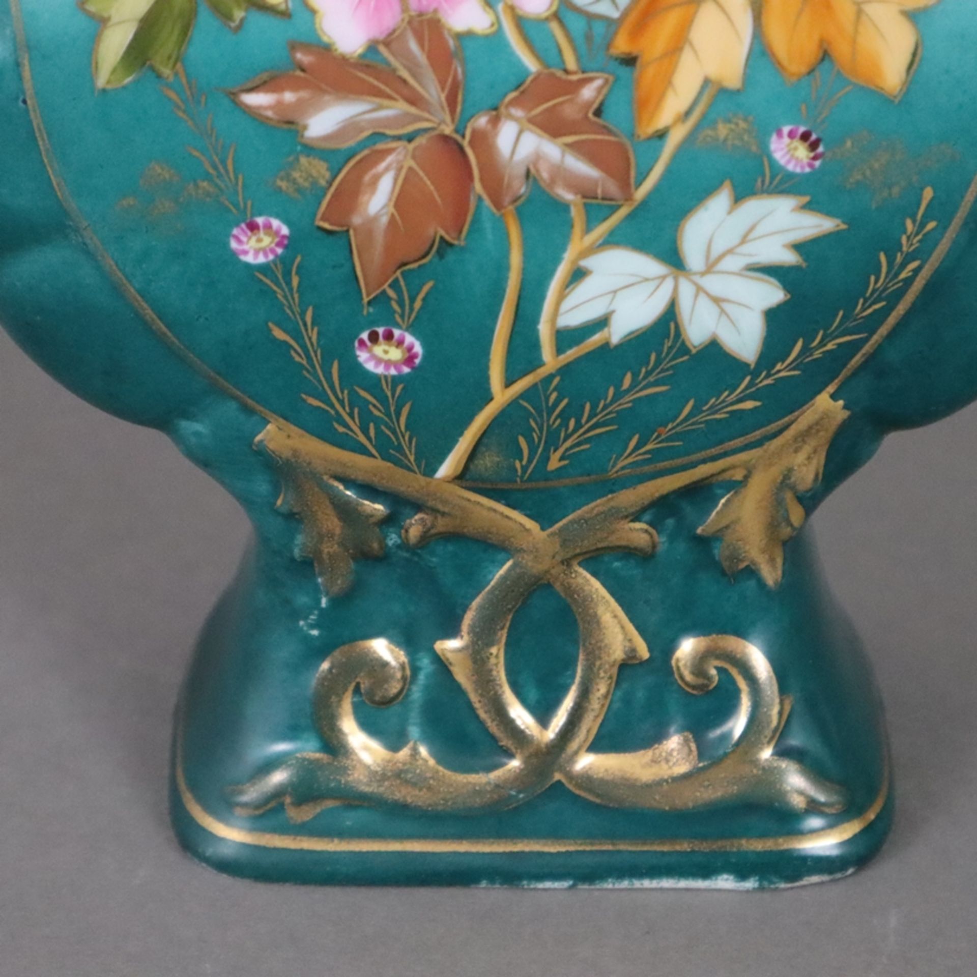 Historismus-Vase - um 1900, Porzellan, polychrom und gold bemalt mit floralem Dekor, gedrückte Flas - Image 8 of 9