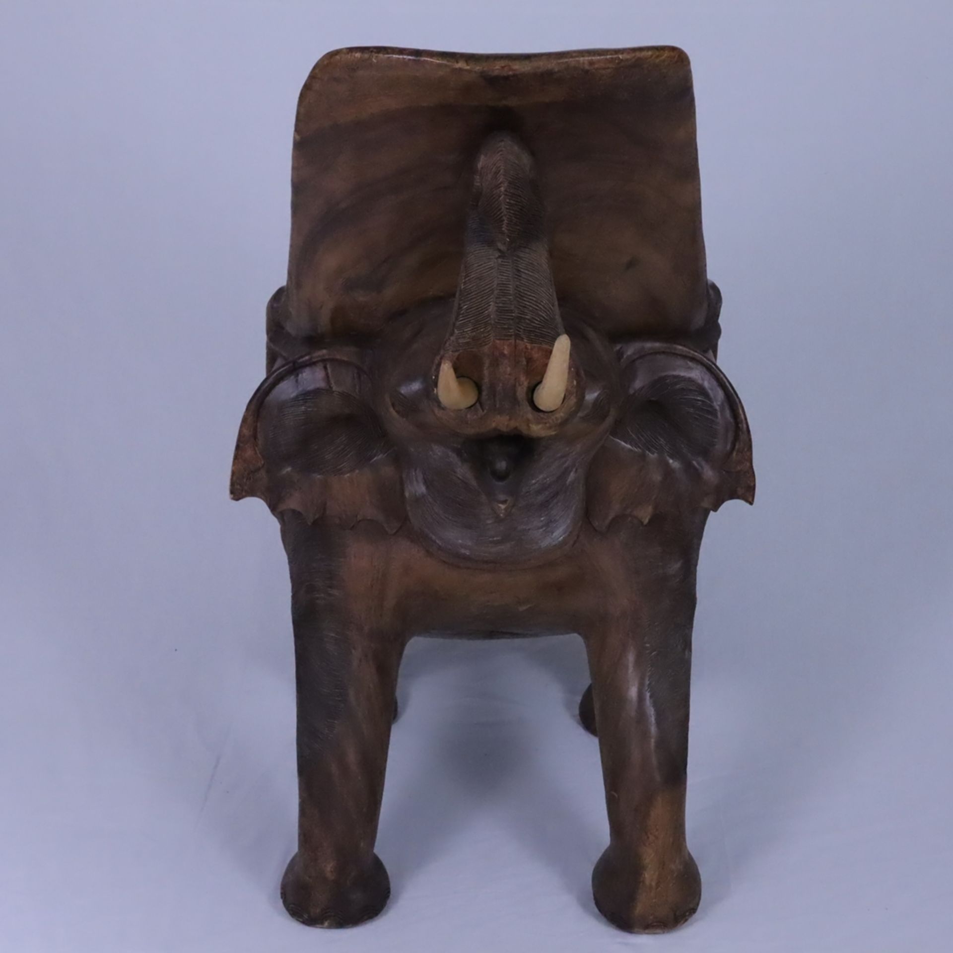 Elefantenstuhl - 20.Jh., Holz, aus einem Stück geschnitzt, Sitzfläche auf dem Rücken eines Elefante - Bild 8 aus 11