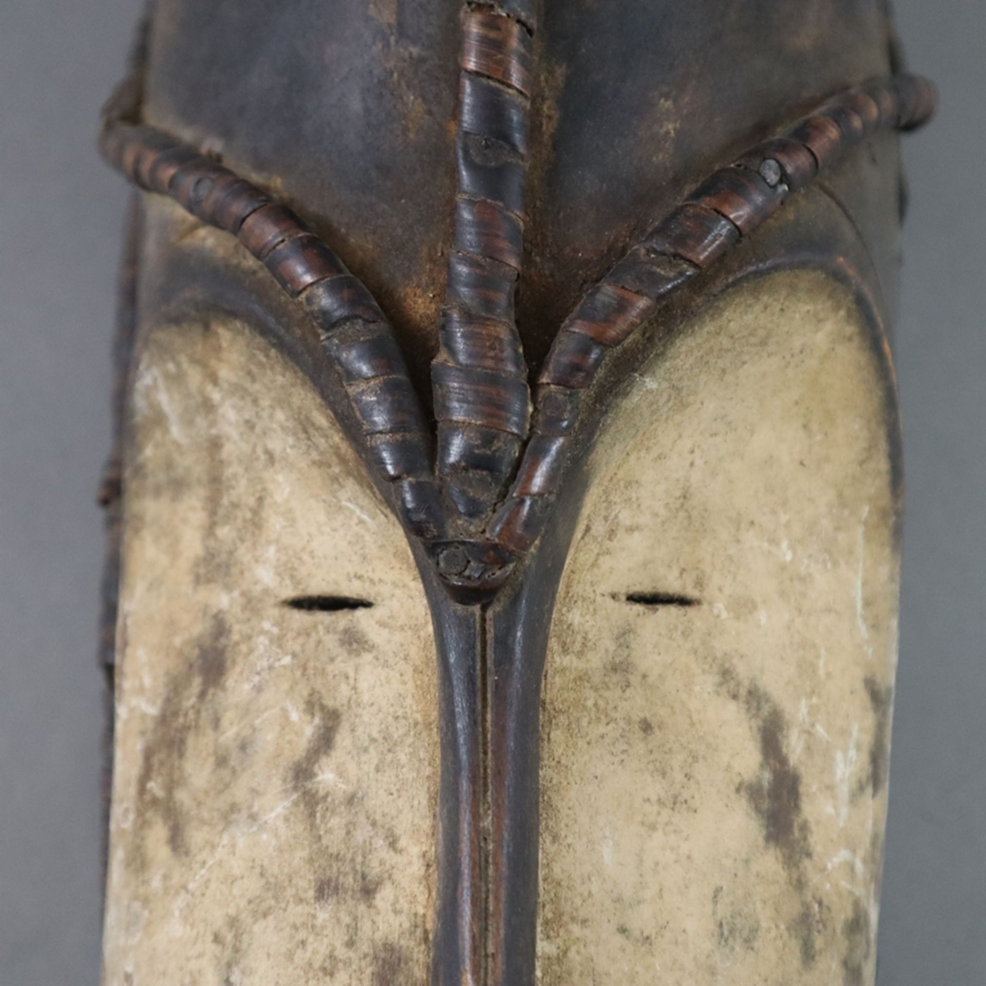 Maske der Fang - wohl Gabun, Mitte 20. Jh., Holz, geschnitzt, teils mit kalkweißer Bemalung, Flecht - Bild 3 aus 6