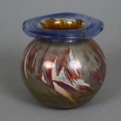 Kleine Jugendstil-Vase - irisierendes Glas, teils geätzte Oberfläche, kugelförmiger Korpus mit ausg