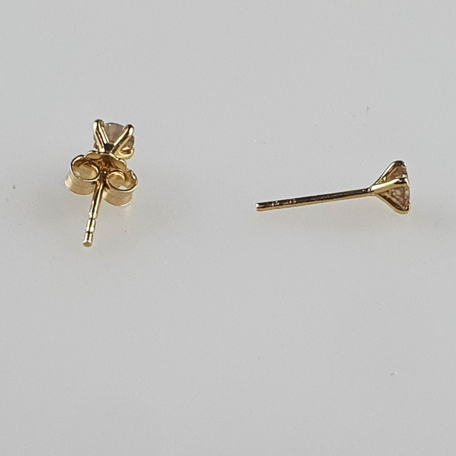 Ein Paar Diamant-Ohrstecker - Gelbgold 750/000, Sicherungen gestempelt, jeweils besetzt mit 1 Diama - Bild 3 aus 4