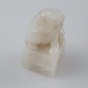 Jade-Siegelstempel bzw. -Petschaft - China, gräuliche helle Jade, leere Siegelplatte, Zähne fletsch