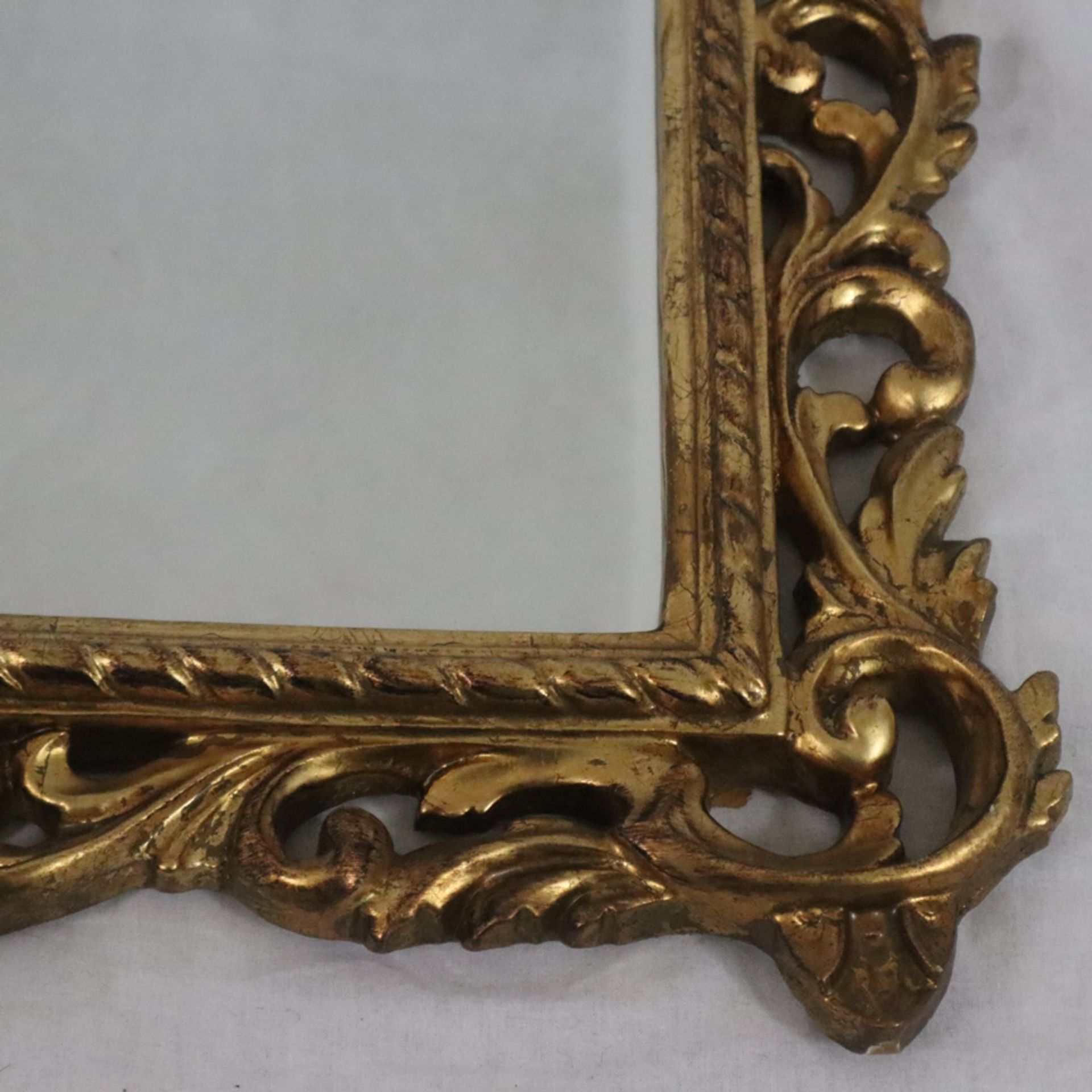 Wandspiegel - Holz, geschnitzt mit Rocaillen- und Blattwerk, goldgefasst, wohl florentinisch, recht - Bild 5 aus 7