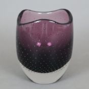 Glasvase - lilafarbenes Glas, farblos überfangen, eingestochene Luftblasen, ausgekugelter Bodenabri