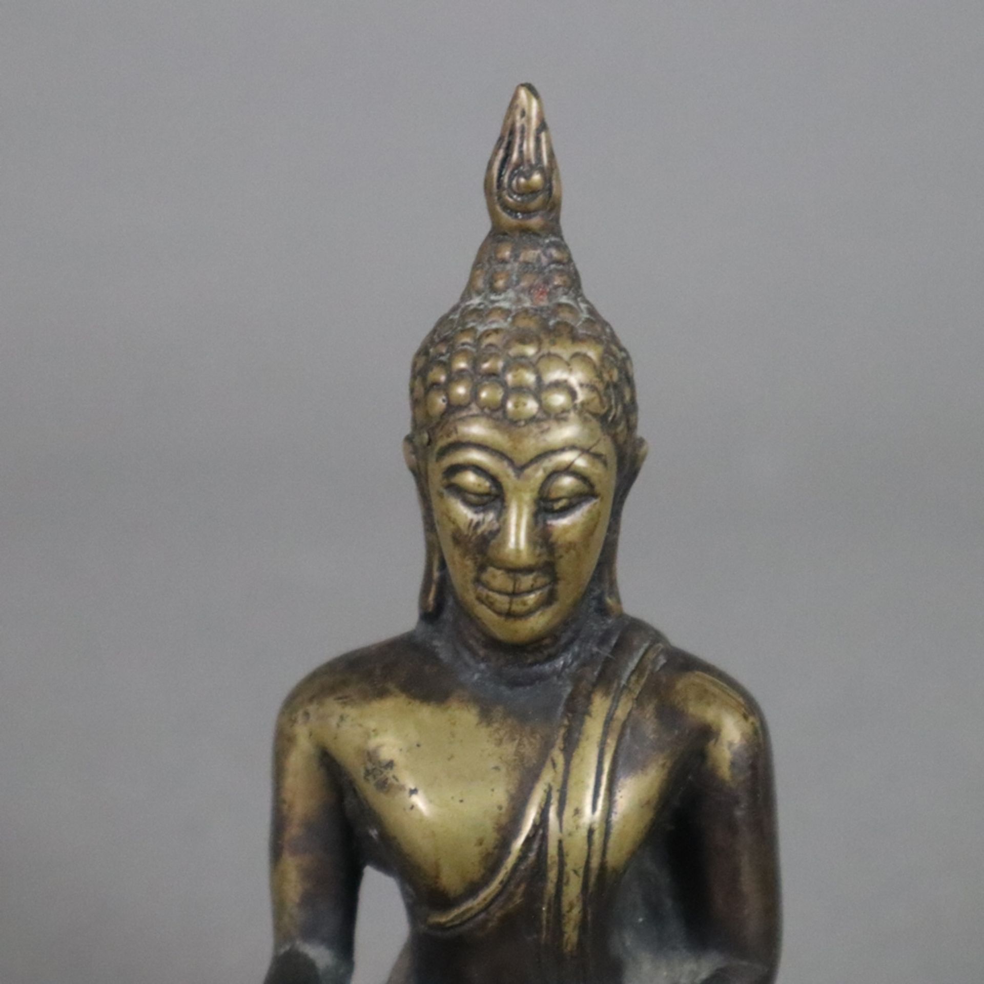 Buddha Maravijaya - Thailand, Bronzelegierung, braun patiniert, in paryankasana auf einem Lotossock - Bild 2 aus 6