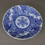 Blau-weiße Porzellanplatte - runde Form mit fächerartig gewelltem Rand, Brokatdekor mit Drachen-und