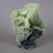 Jadeskulptur mit Drachenmotiven - China, seladongrüne bis dunkelgrüne Jade, durchbrochen gearbeitet