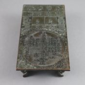 Tischchen mit Druckplatte - China, Bronzelegierung dunkel patiniert, hochrechteckige Druckplatte mi