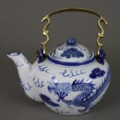 Teekanne mit Blaumalerei - China, Porzellan, bauchige Form mit Drachendarstellung zwischen Flämmche