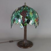 Tischlampe im Tiffany-Stil - 20. Jh., Metallschaft in Form eines Baumstammes, bronzefarben gefasst,